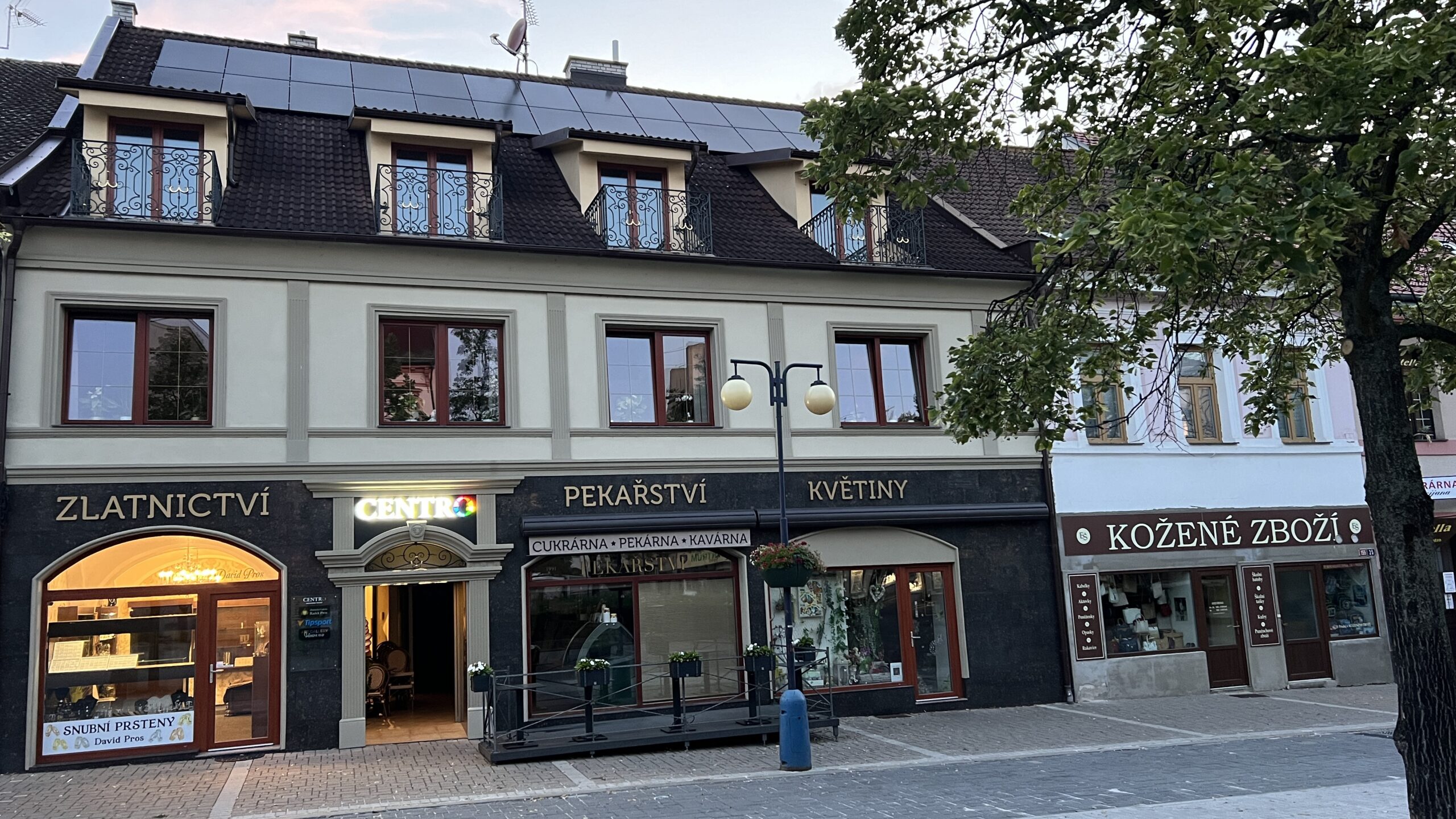 Prodejna v pasáži CENTRO na náměstí