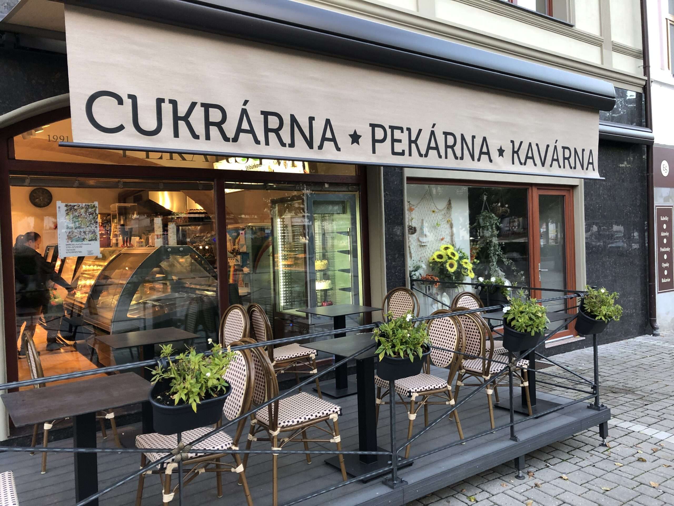 Výloha cukrárny Stibůrkovo Pekařství na Masarykově náměstí